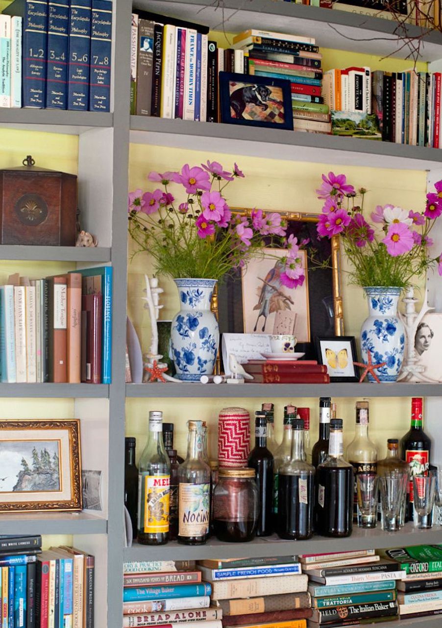how to style a bookcase clutter