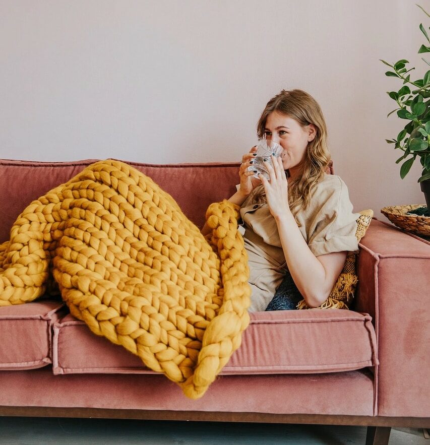 cozy autumn decor chunky knit blanket e1665917387799