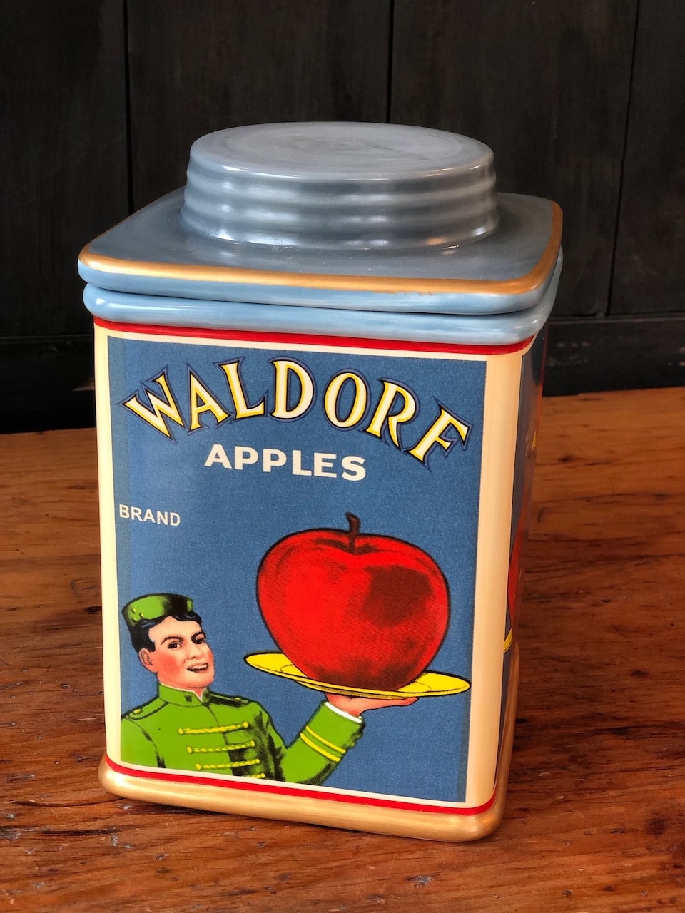emma chamberlain house waldorf apple tin