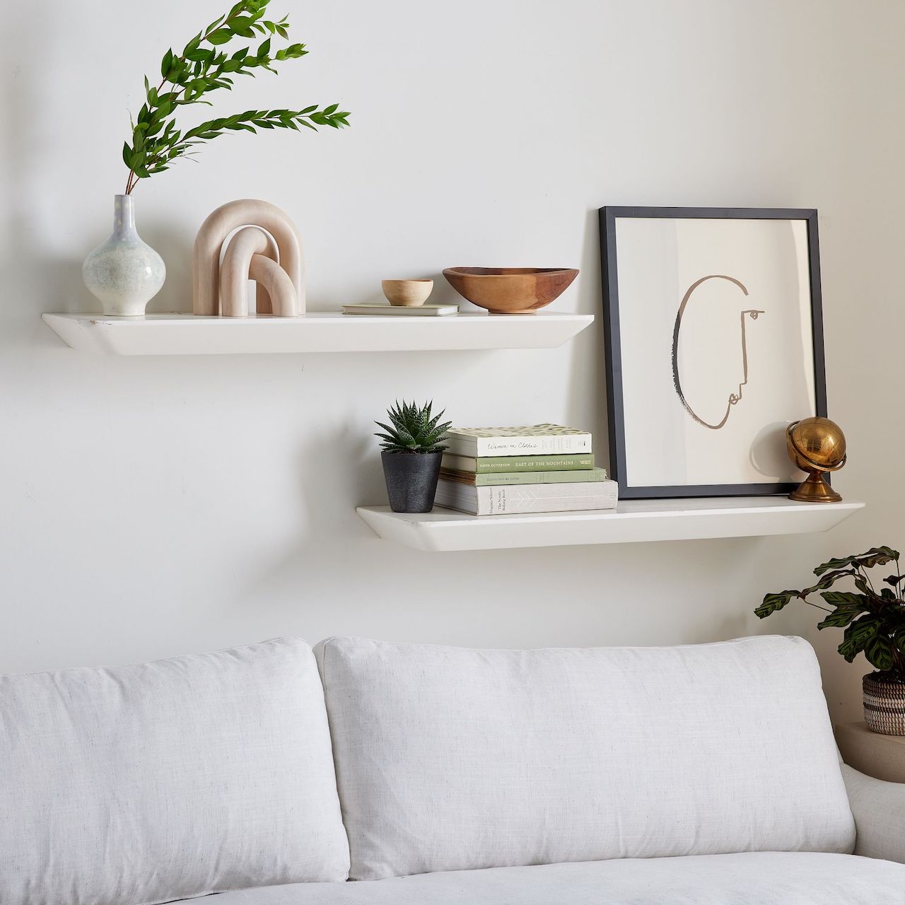 chic-small-bedroom-ideas_white-floating-shelves