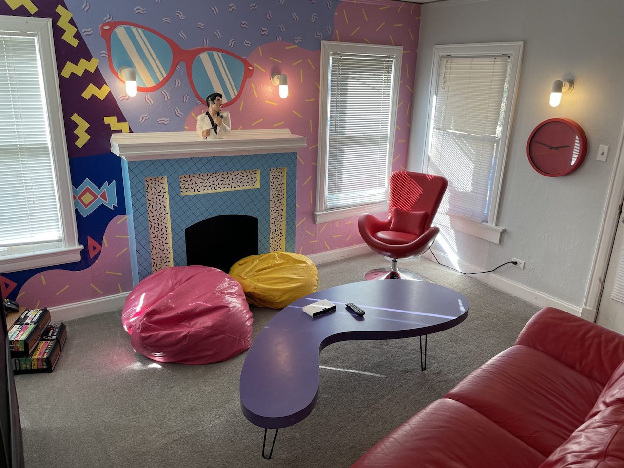 airbnb-ideas-for-more-bookings_80s-theme-home
