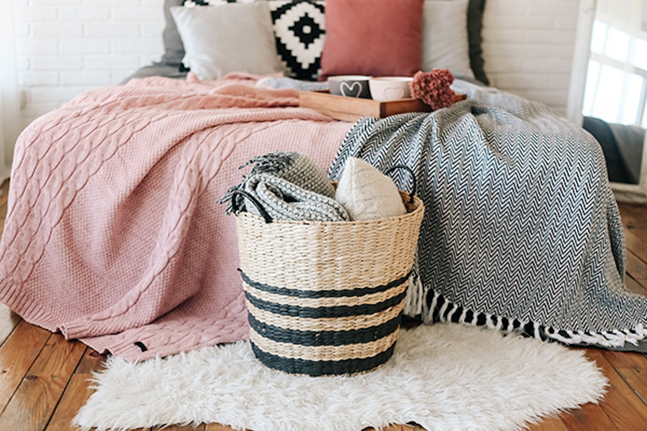home-meditation-room-corner_cozy-blankets