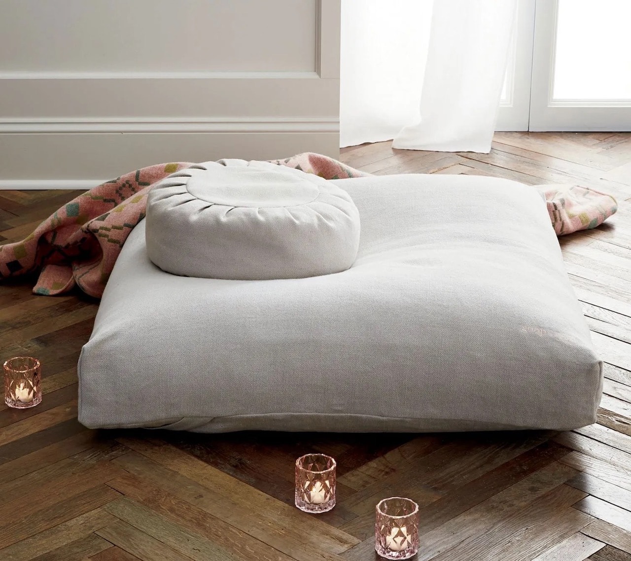 home-meditation-room-corner_cushions-pillows