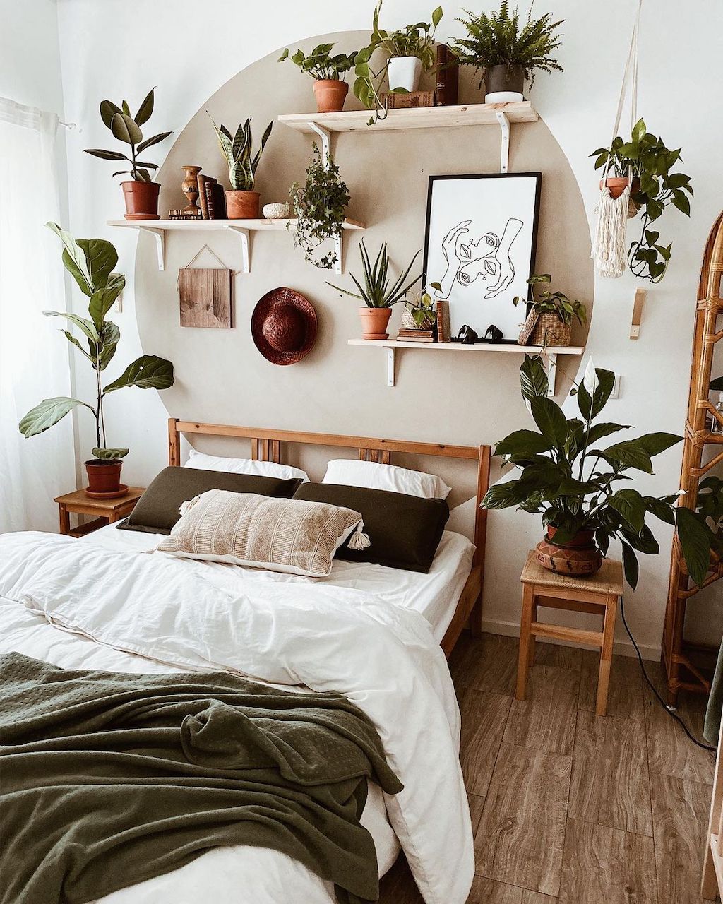 cozy-earthy-bedroom_best-houseplants