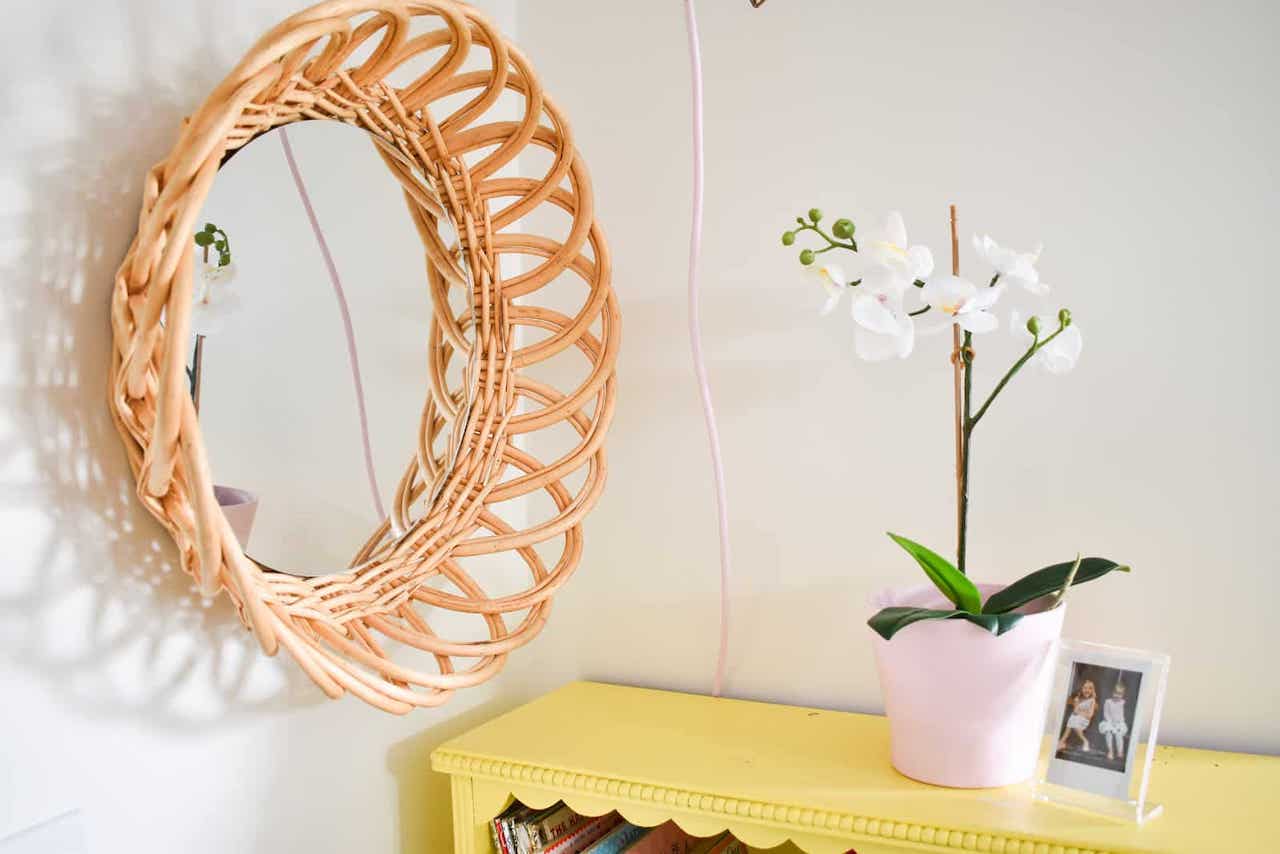 DIY recycling projects upcycled home decor rattan basket mirror