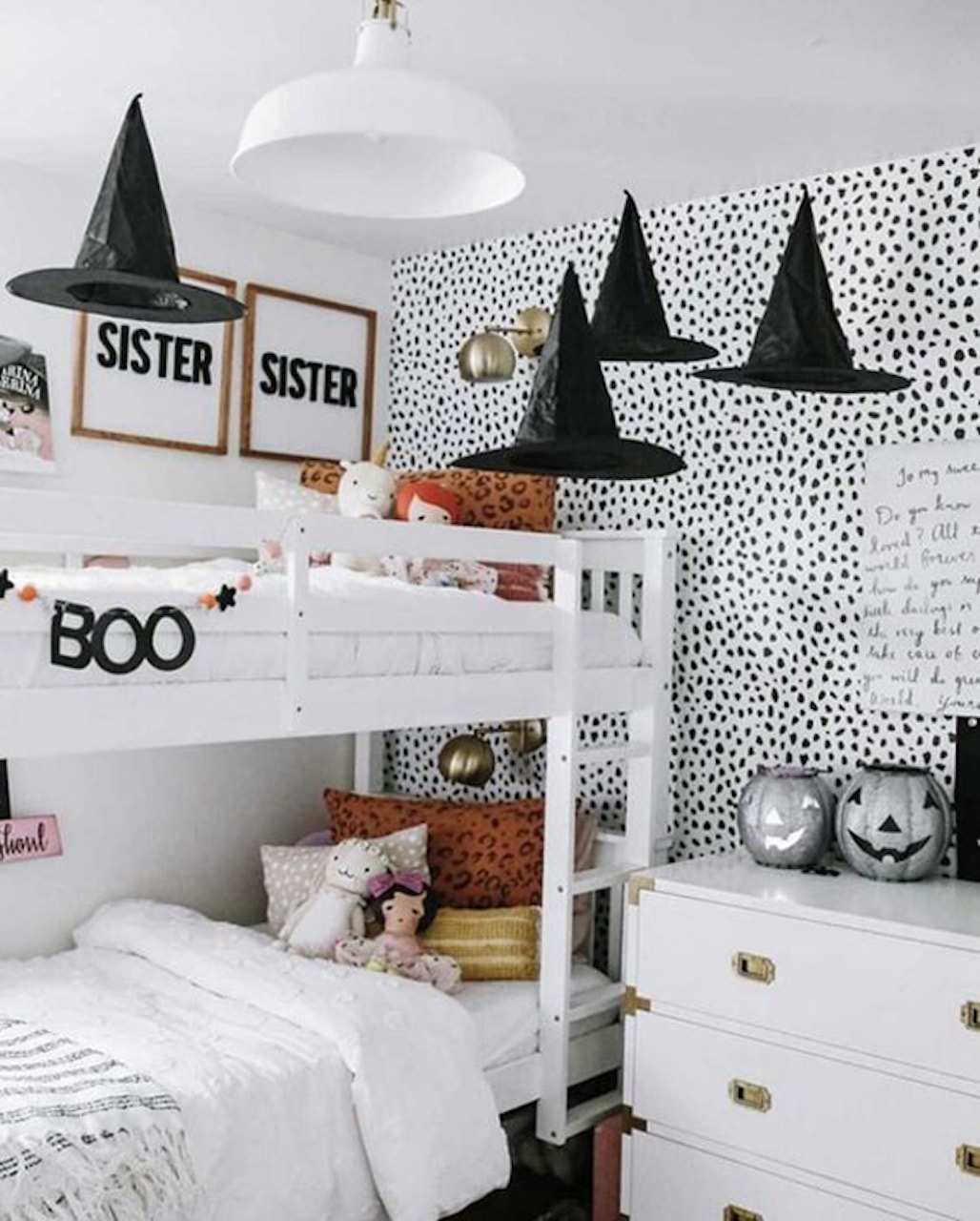 fall bedroom decor ideas for kids halloween bunkbed witch hats