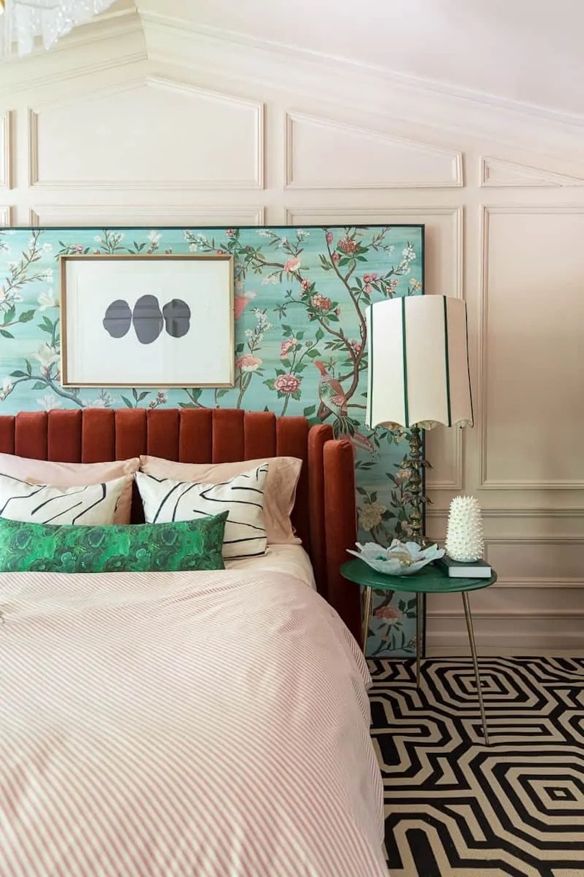 art-deco-bedroom-ideas-inspiration_geometric-rug-wallpaper-headboard