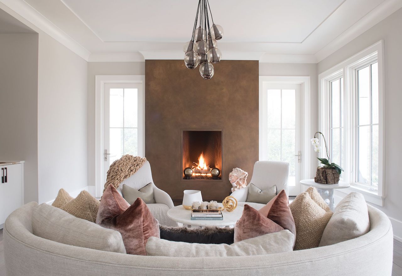 modern-fireplace-ideas-for-minimalist-homes_chic-round-couch