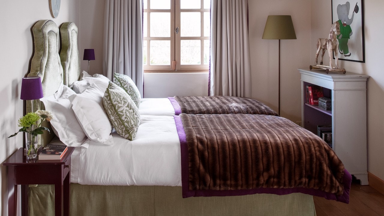scandinavian sleeping method scandi sleep method two duvets purple bedroom